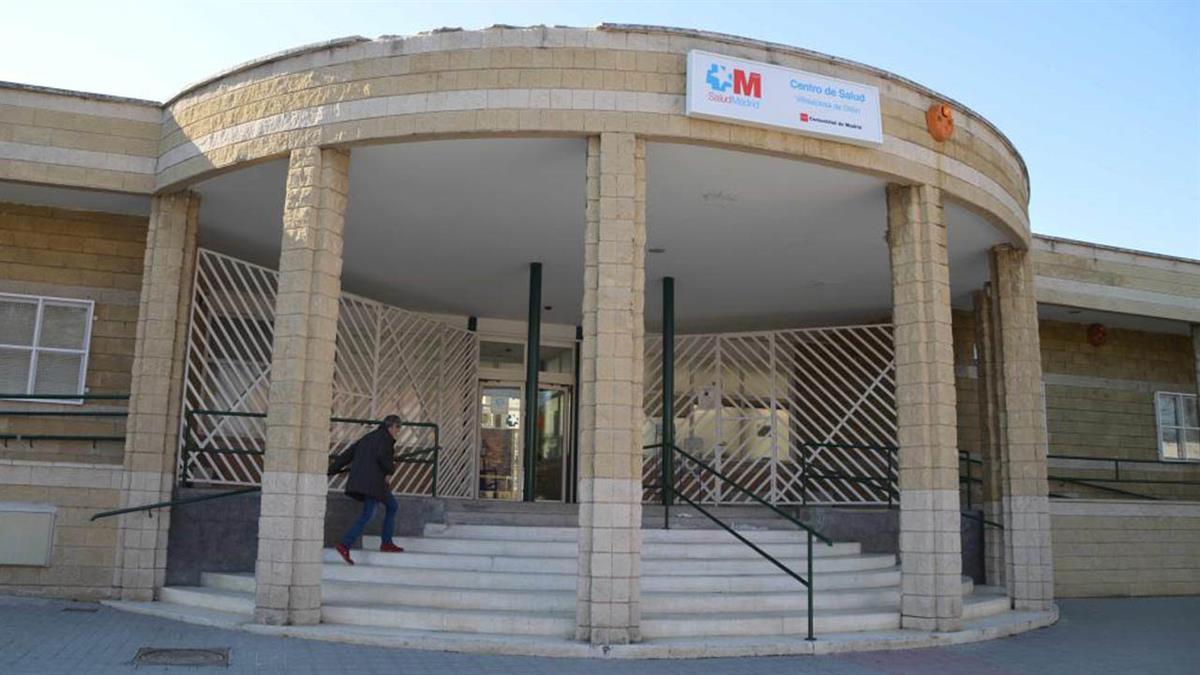 Vecinos, asociaciones y otros colectivos se dan cita frente al Centro de Salud