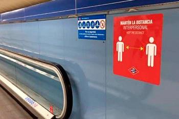 Las estaciones de la red del suburbano se llenan de marcas rojas para indicar la distancia de seguridad