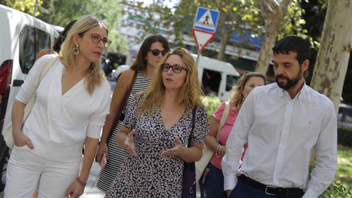 La eurodiputada ha conocido el tejido comercial de la zona y los proyectos municipales para su impulso