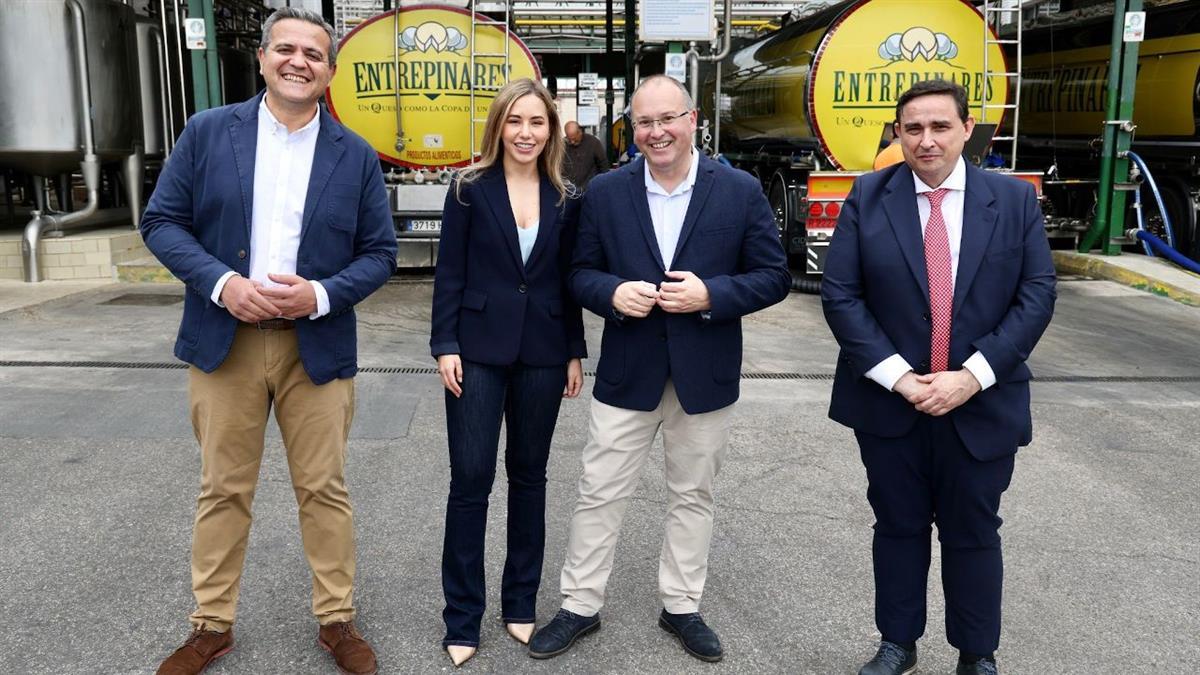 El vicesecretario de Organización del PP visitó junto a la concejala popular la fábrica de quesos Entrepinares