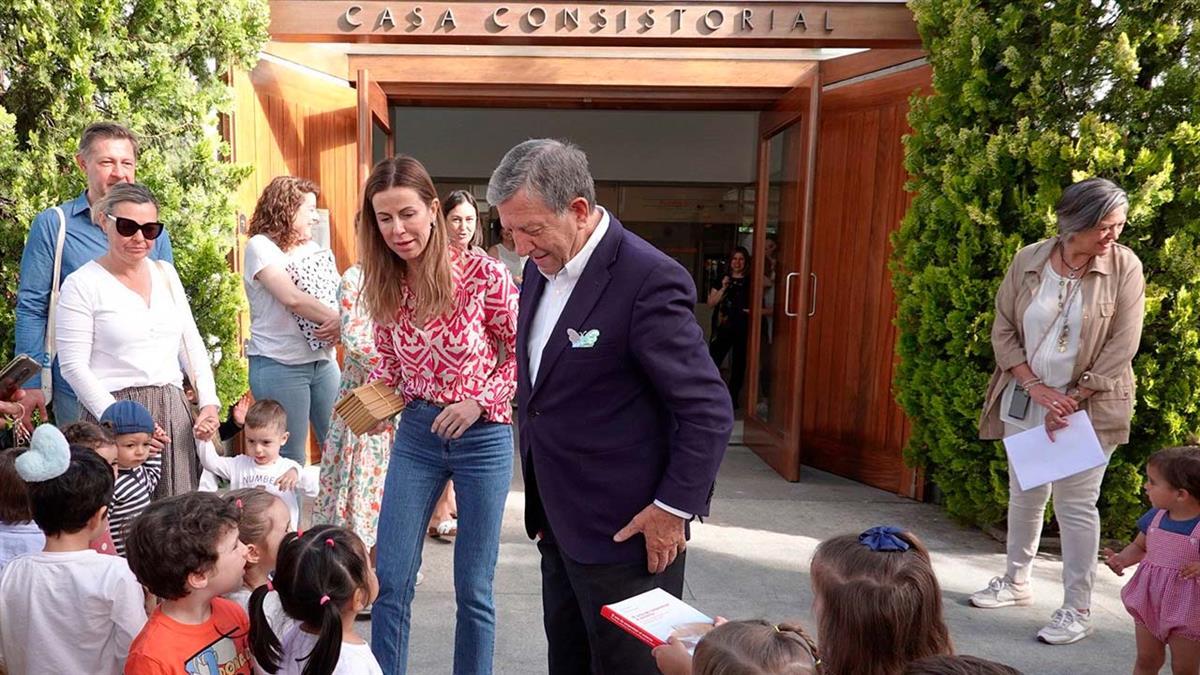 Los alumnos de la Escuela Infantil Los Cedros han visitado al edil con diferentes obsequios
