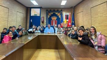 Los estudiantes de Primaria han visitado el Salón de Plenos donde les ha recibido el alcalde de la ciudad, José Antonio Sánchez
