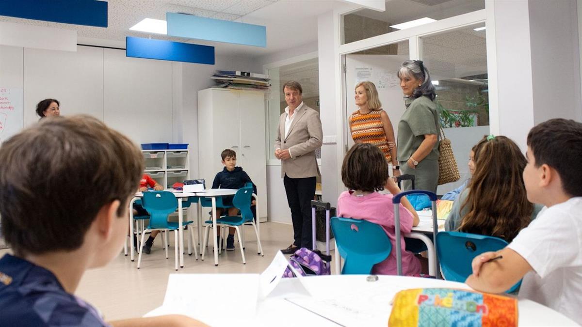 El alcalde Jesús Moreno ha aprovechado el inicio del curso escolar para visitar el CEIP Tierno Galván