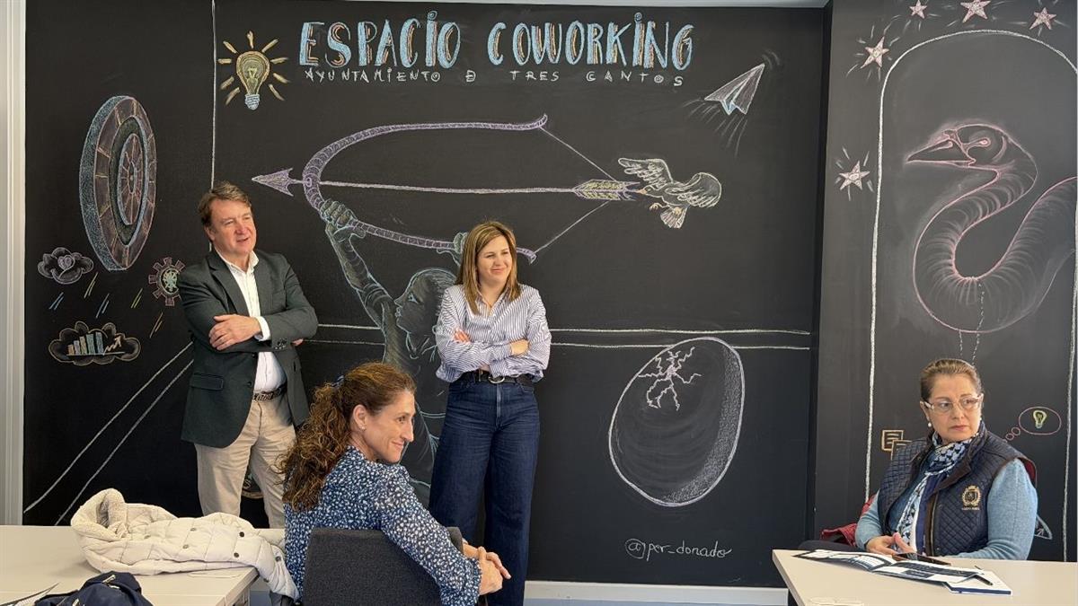El alcalde, Jesús Moreno, ha visitado las instalaciones de Factoría Cultural que ofrece a los autónomos y trabajadores todo lo necesario para que desarrollen su actividad