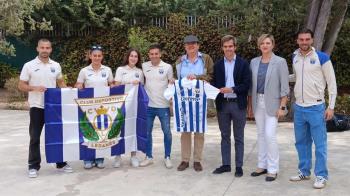 Los niños de entre 8 y 17 años han recibido bufandas, balones y peluches de la mascota 