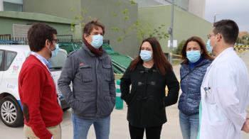 El alcalde de la ciudad, Javier Ayala, acudió al centro para comprobar de primera mano la campaña de vacunación