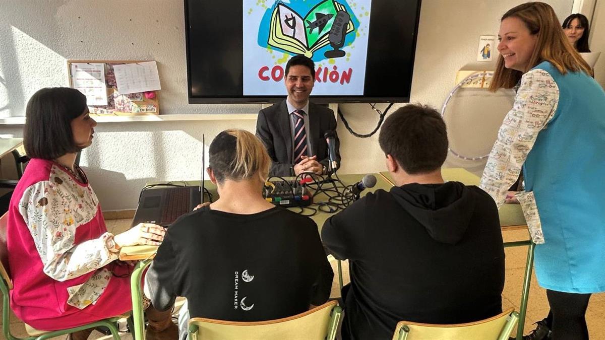 El consejero de Educación, Emilio Viciana, ha visitado el centro escolar en compañía del alcalde de Aranjuez 
