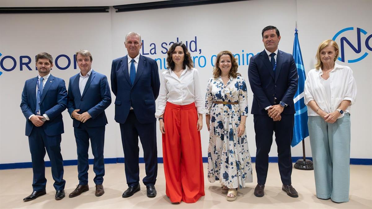 La presidenta de la Comunidad de Madrid ha recorrido la planta junto a las autoridades locales y directivos de la farmacéutica