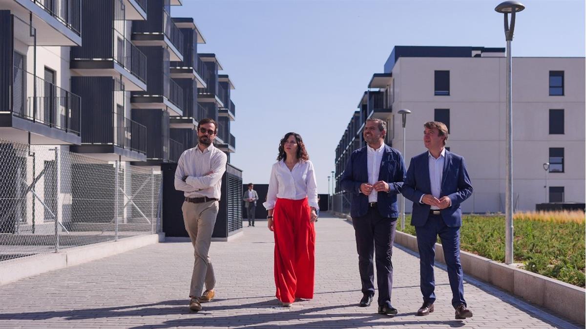 La presidenta de la Comunidad ha recorrido la urbanización en la que se están entregando 354 viviendas en régimen de alquiler