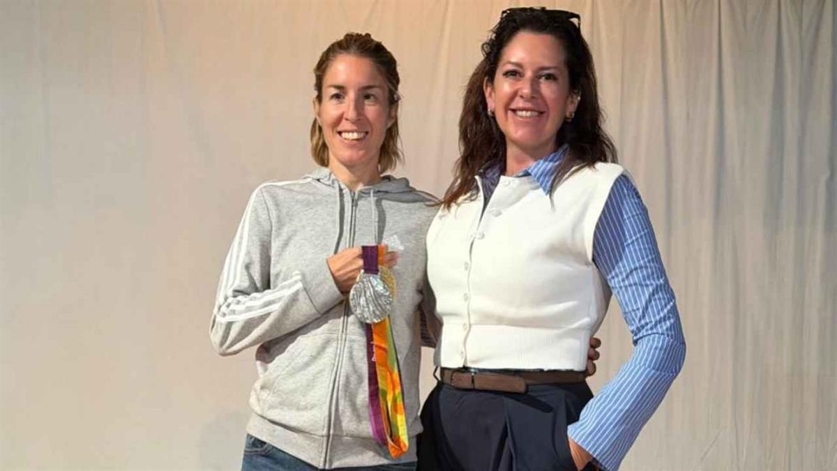 La atleta paralímpica compartió con los alumnos de los colegios de la localidad su historia 