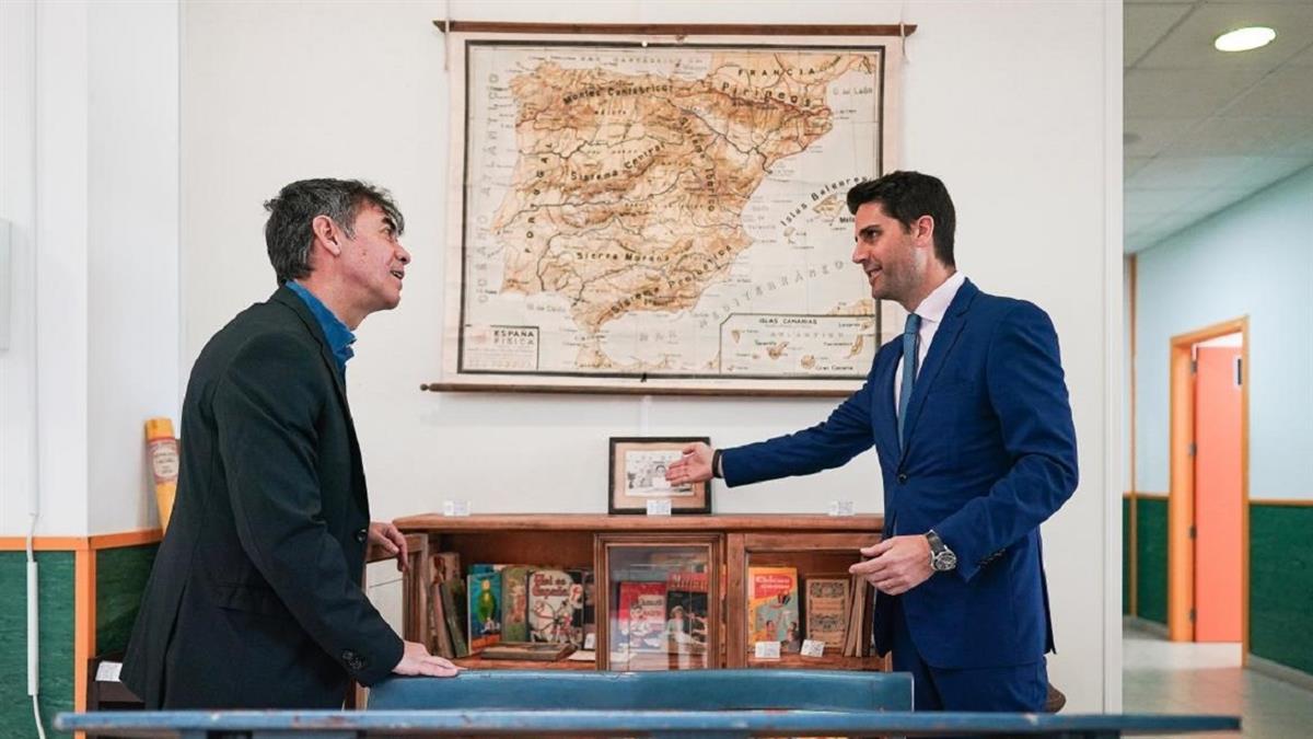 Emilio Viciana se suma a la ministra de Educación, Pilar Alegría,  entre las personalidades que ya han visitado esta magnífica exposición que ha organizado el instituto Carpe Diem. 