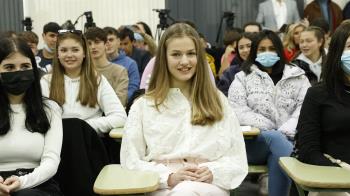 La ministra de Educación, Pilar Alegría, y el alcalde leganense, Santiago Llorente, han acompañado a la Infanta Leonor en su visita al IES Julio Verne