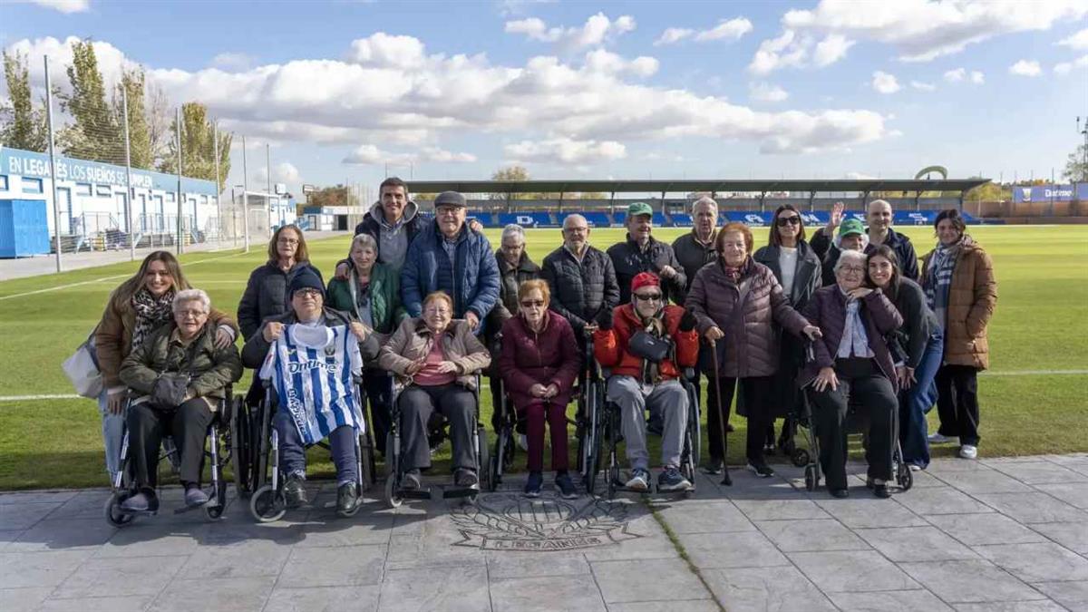 Un grupo de residentes de la Residencia "El Encinar" visitaron el entrenamiento del primer equipo 