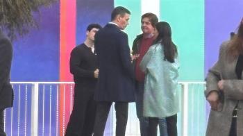 El presidente del Gobierno, acompañado del alcalde Javier Ayala, ha estado en la plaza del Tesillo para ver el mural premiado "Niños Perdidos"