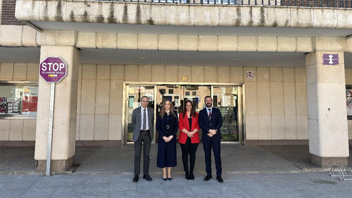 La alcaldesa Arantxa Godino y la concejala de Educación Selene Durán mostraron al dirigente regional los nuevos espacios del CEIP Santa Teresa