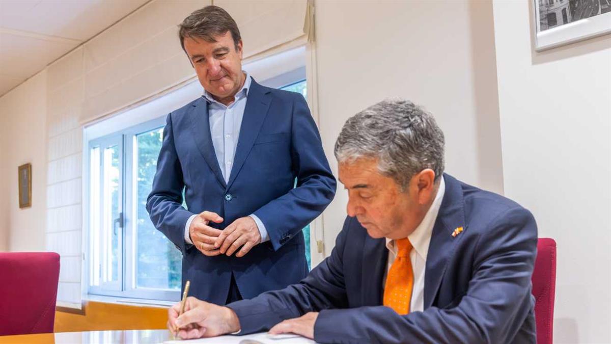 El alcalde ha recibido al embajador de la República de Chile en España