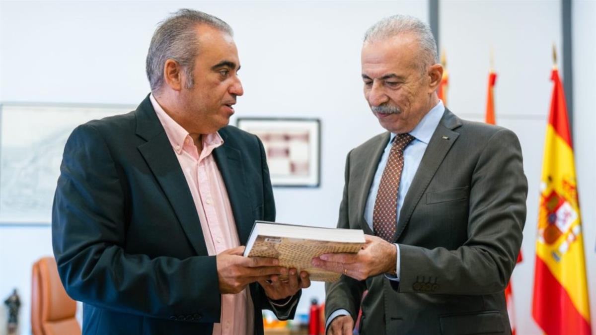 Husin Abdel Wahed visitaba el ayuntamiento para agradecer las muestras de cariño y apoyo de los vecinos