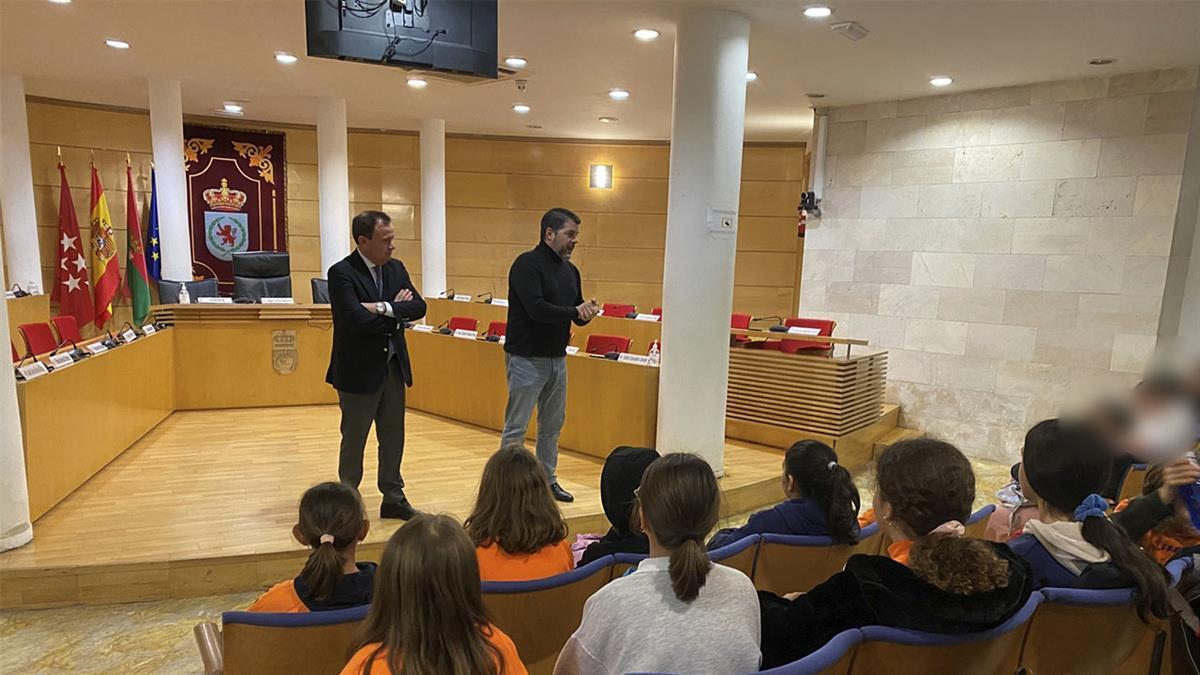 El alcalde y el concejal delegado de Educación y Deportes, recibieron a algunos estudiantes en el marco del programa de visitas para conocer la institución