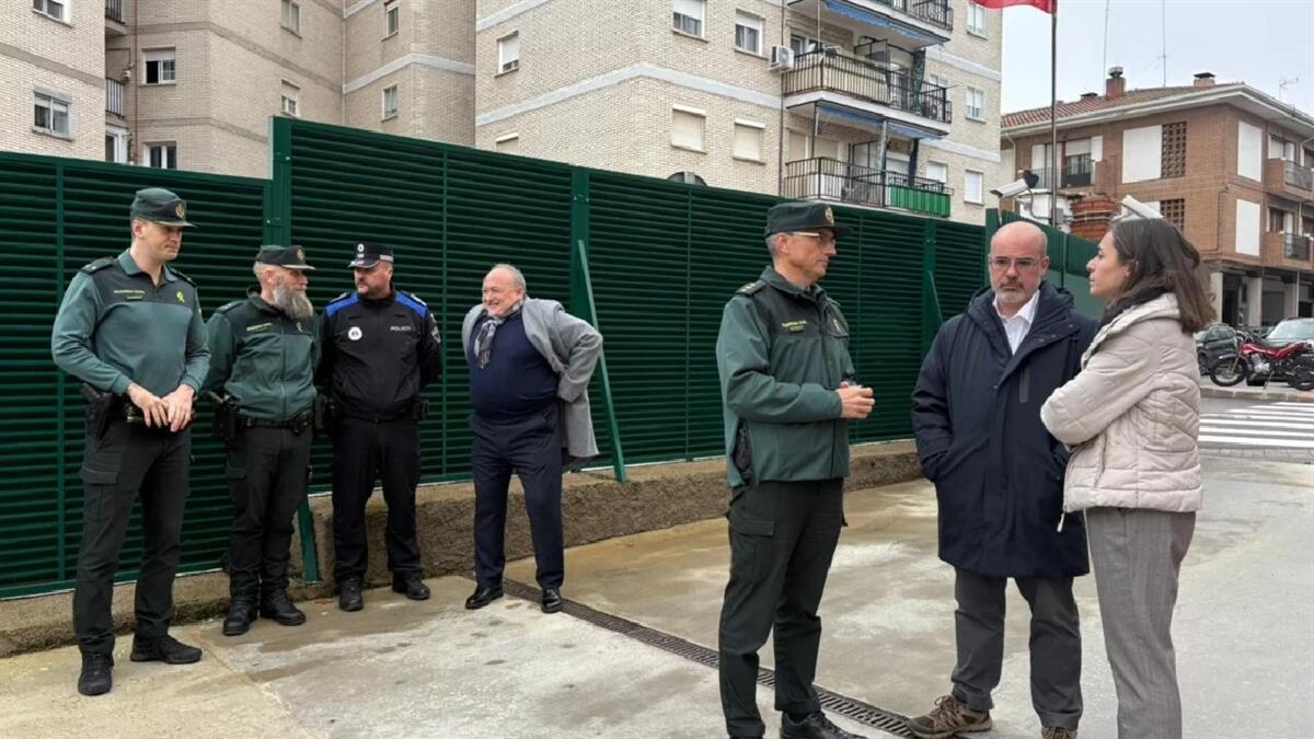 El delegado del Gobierno en Madrid visita el puesto principal de la Guardia Civil de la localidad 

