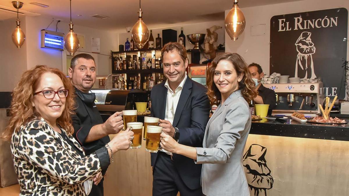 La presidenta regional acudió a nuestra ciudad para conocer de primera mano algunas empresas y comercios torrejoneros