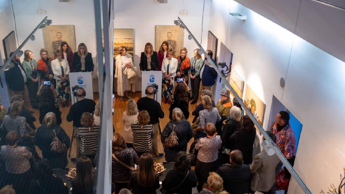 Medio centenar de mujeres artistas locales exponen sus obras en el Centro Cultural Padre Vallet 