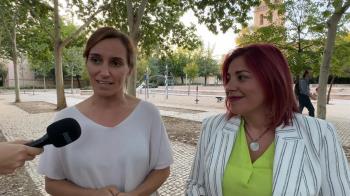 Mónica García visita la ciudad y se reúne con la Asociación de Vecinos del Centro