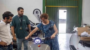 La portavoz regional de Más Madrid ha visitado la empresa pionera en España de fabricación de motocicletas eléctricas, Velca