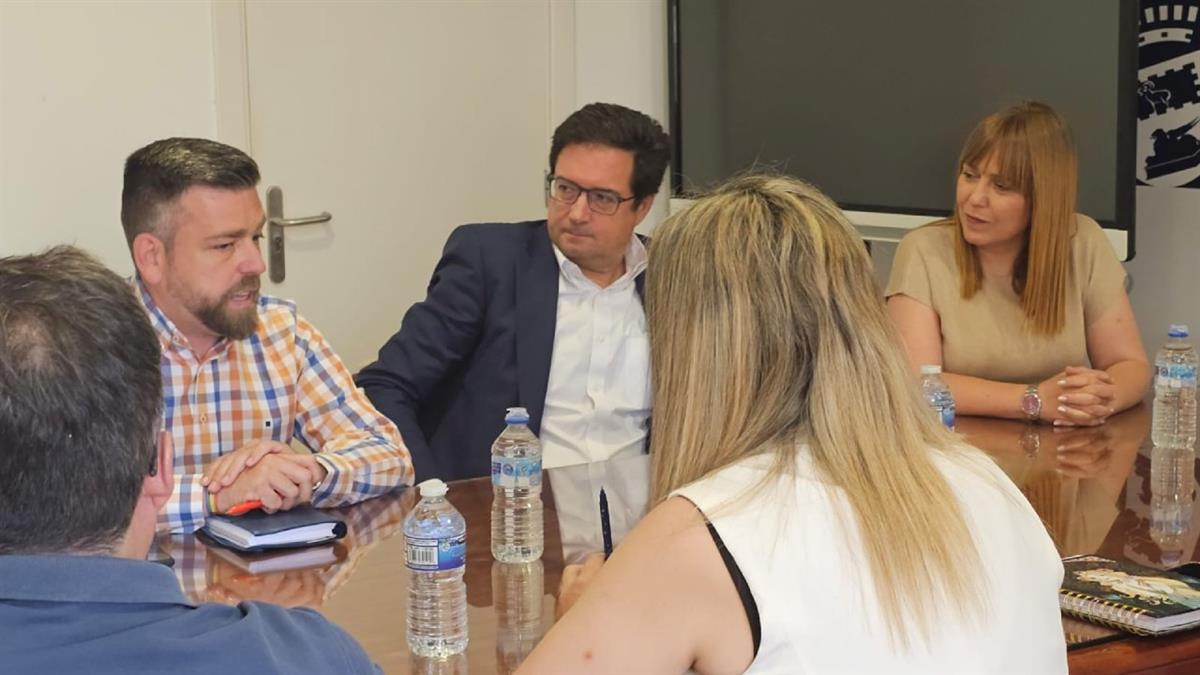 El ministro y secretario general del PSOE-M se reúne con el equipo de gobierno