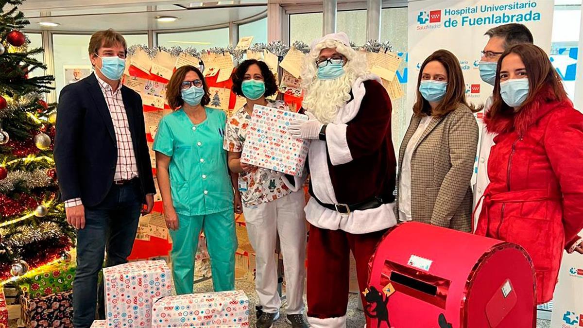 Acompañado por el alcalde Javier Ayala repartirá regalos entre 63 peques que pasan estos días en el centro sanitario