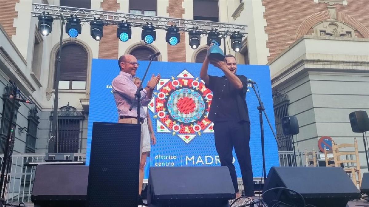 El ilusionista puso anoche con su pregón ‘el toque mágico’ de las fiestas de Centro