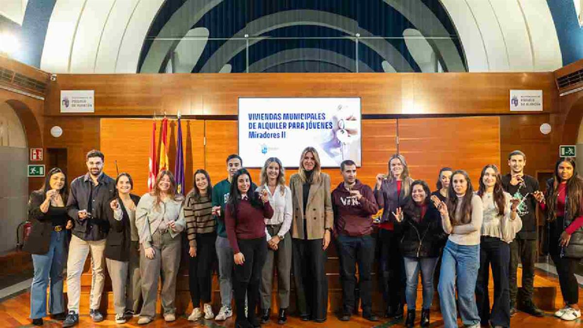El Ayuntamiento ha entregado las llaves a los jóvenes adjudicatarios de las viviendas de Miradores II