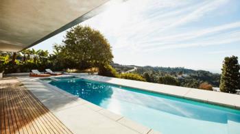 Vivir cerca de una piscina en Madrid puede aumentar el precio de la vivienda en alquiler hasta un 25% en Chamberí y un 49% más en la compra de una vivienda en Villaverde
