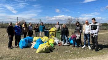 Un grupo de voluntarios ha retirado casi 200 kilos de residuos en el entorno del Arroyo Culebro