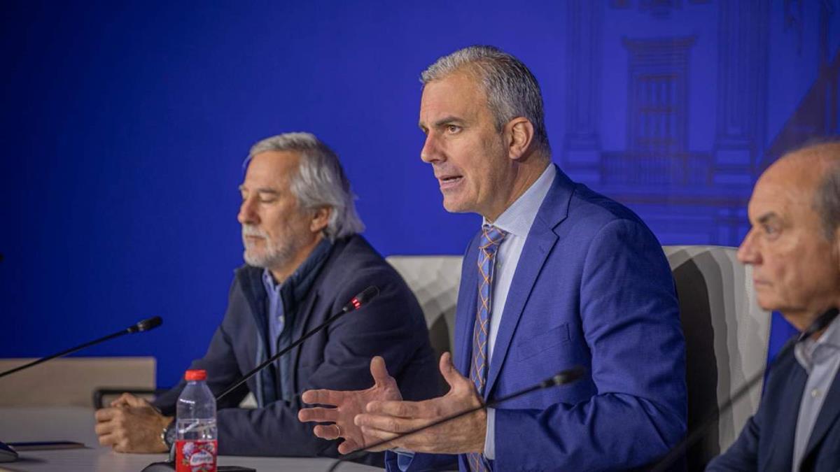 Ortega Smith critica la nueva imagen municipal y acusa al Gobierno de Almeida de actuar “a espaldas de los madrileños”