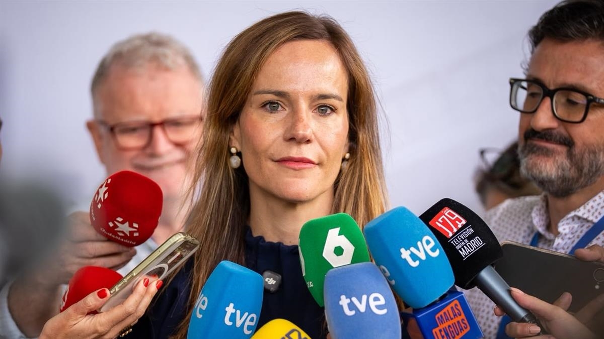 La portavoz de VOX señala a la presidenta y cuestiona si ya no está orgullosa de la región "de todos los acentos"