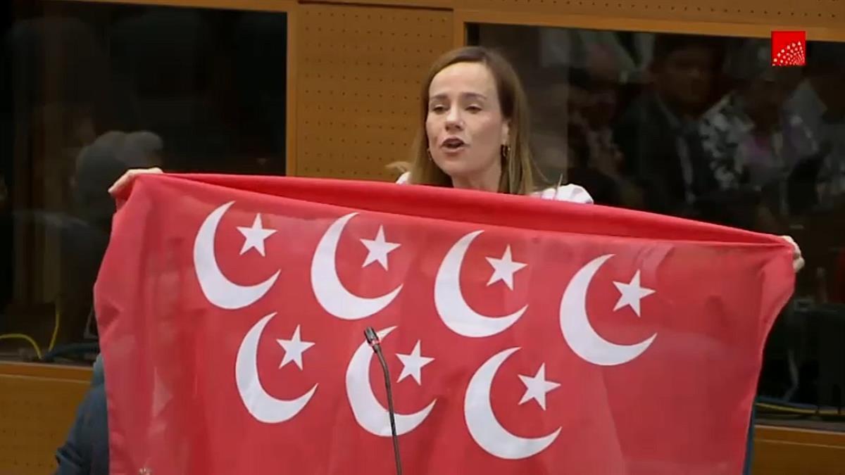 La portavoz asegura que mientras VOX esté en las instituciones, "España no llevará prendas opresoras"