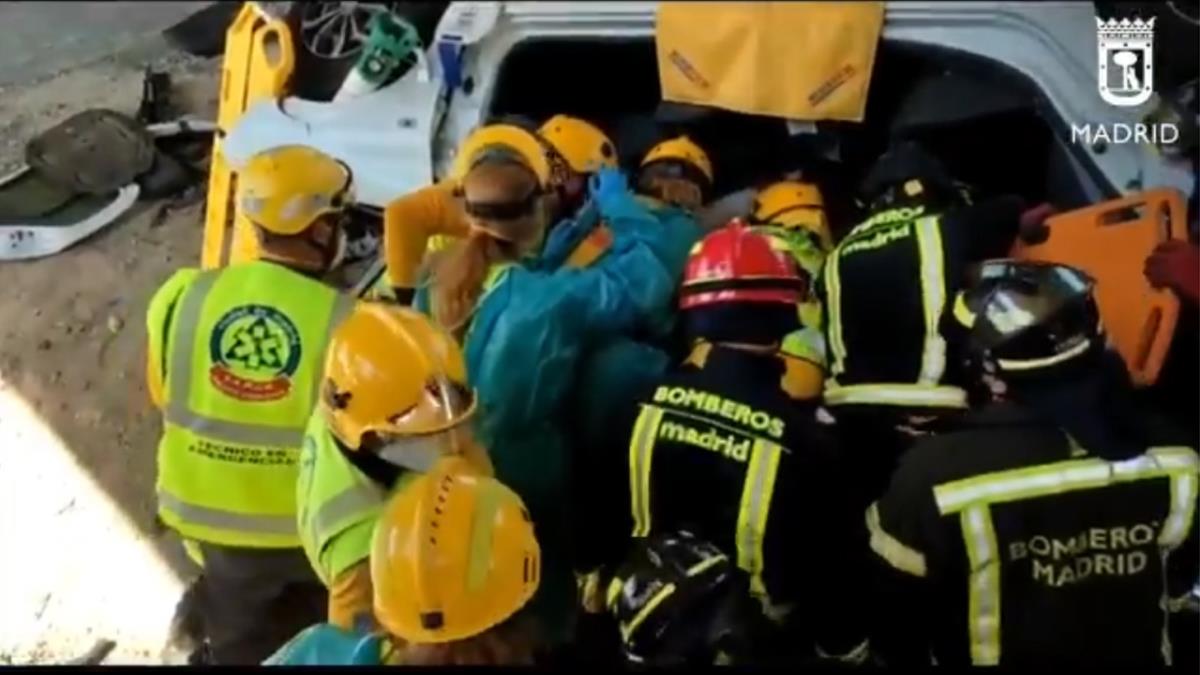 La conductora ha sido liberada de su vehículo por los bomberos y trasladada a La Paz