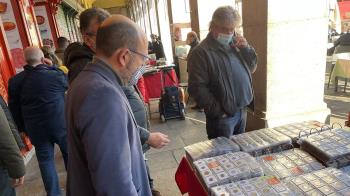 El concejal de Centro, José Fernández, ha visitado este encuentro semanal, cita obligada para los coleccionistas de sellos y monedas