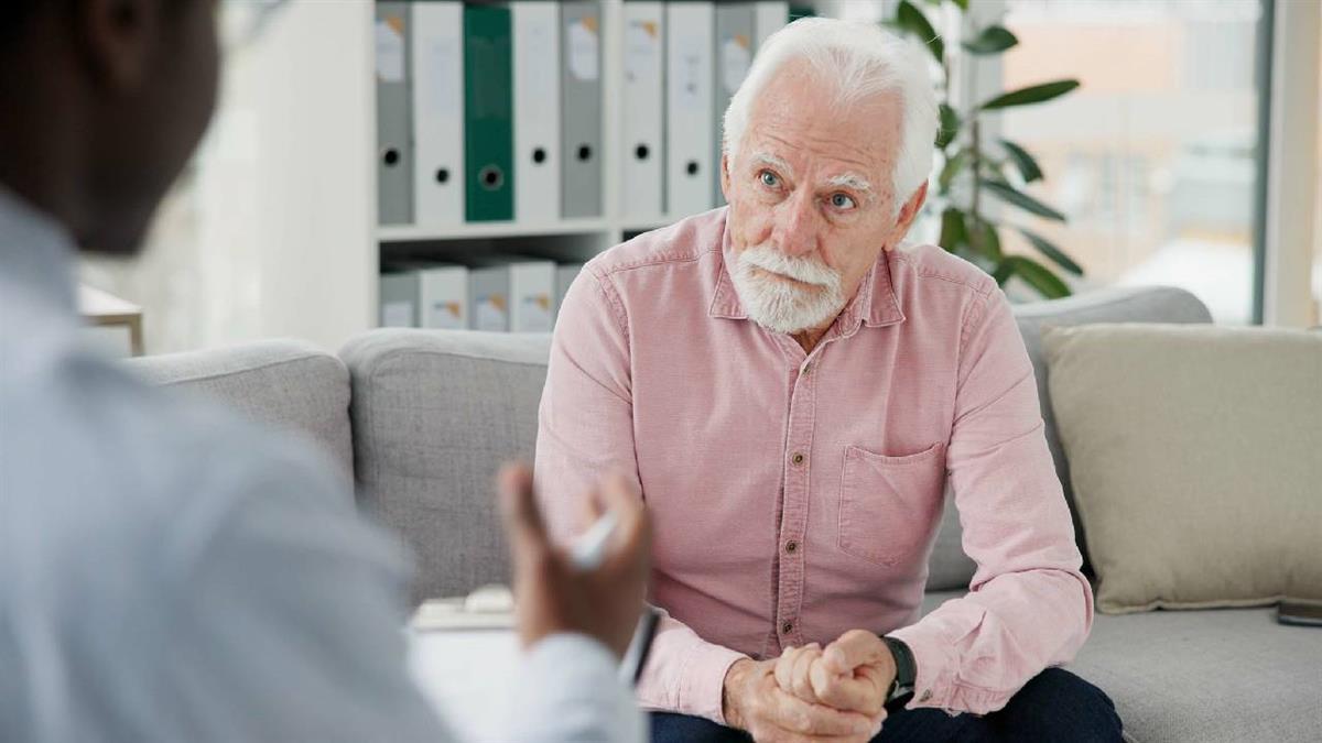 Este servicio es gratuito, facilitando asesoramiento, orientación y atención a las consultas realizadas por las personas mayores