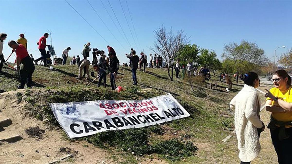 Los vecinos de Carabanchel Alto se han reunido para pedir la finalización de las obras 