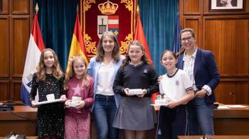 Carlota López Esteban, alcaldesa de San Lorenzo de El Escorial, ha entregado los premios del concurso de redacción escolar