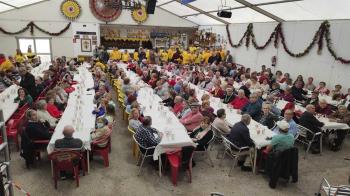 La peña Los Corbatos celebra la XXV Edición de su tradicional comida en honor a los mayores, al que han acudido figuras de la política mostoleña 