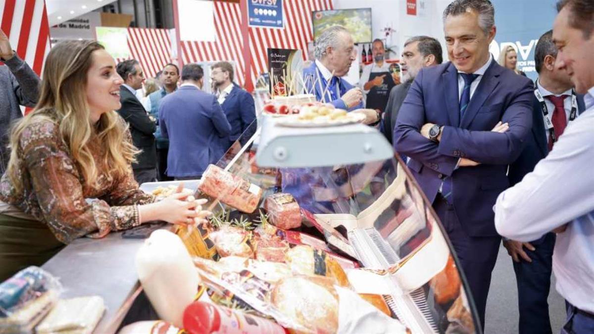 El consejero Carlos Novillo ha participado en la inauguración y ha visitado las 37 empresas madrileñas