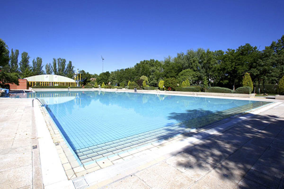 Las entradas se harán con orden de llegada y hasta completar el aforo reducido que se permite