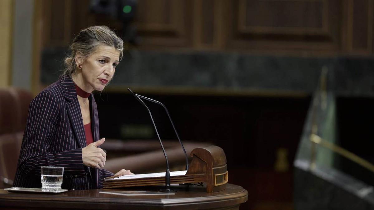 La vicepresidenta segunda del Gobierno asegura que “las mujeres no merecemos a Feijóo”