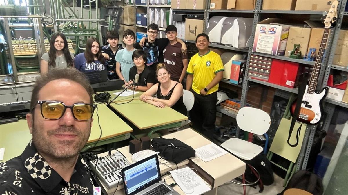 Los estudiantes ponen en práctica sus dotes comunicativas en este taller 