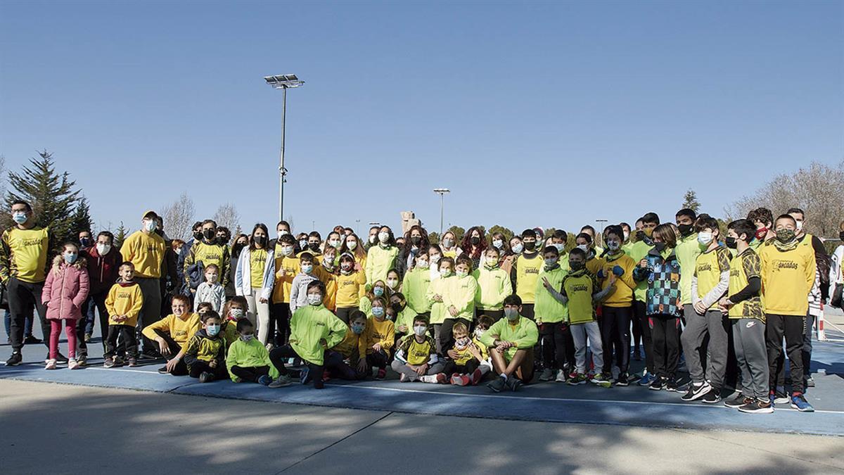 El club de atletismo Zancadas entrega la recaudación de su calendario 2022 al ampa del centro educativo de educación especial