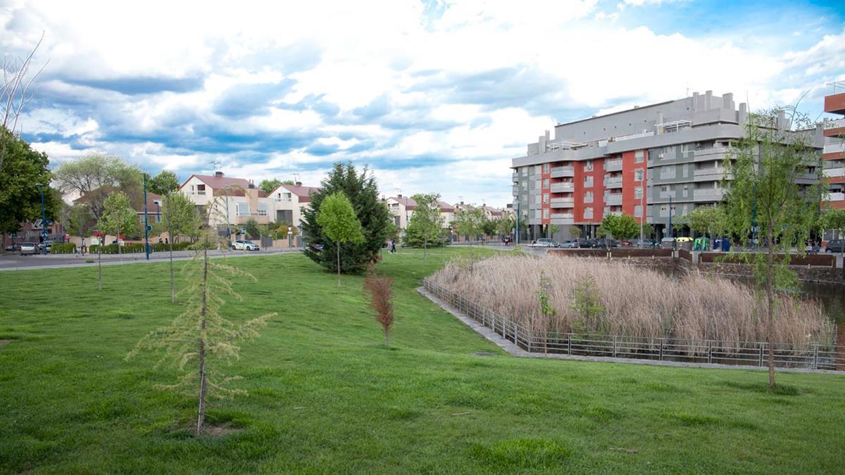 El plan contempla la construcción de una pasarela reservada a peatones y ciclistas que conectaría el Barrio de Vereda de los Estudiantes y los Polígonos industriales con el centro