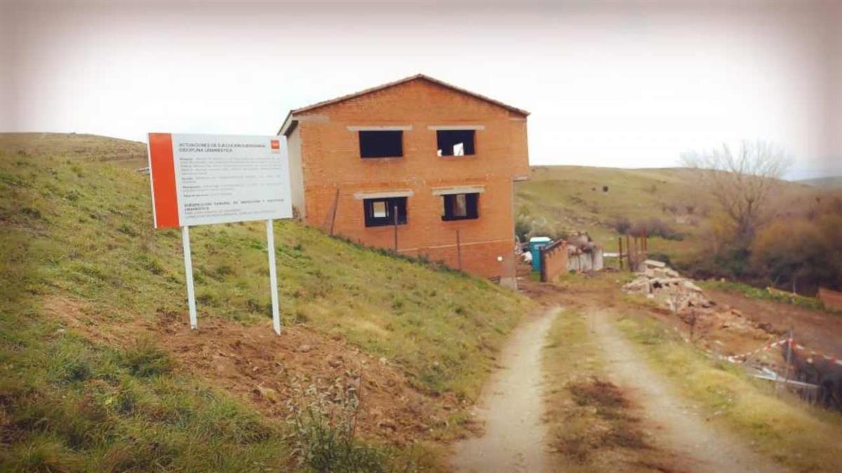 La Comunidad ha invertido casi medio millón de euros en derribar la construcción ilegal 