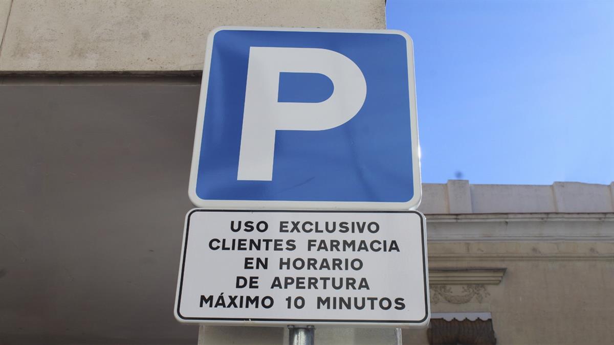 El Ayuntamiento de Alcalá ha decidido habilitar zonas de estacionamiento en las farmacias para proporcionar ayuda a pacientes con problemas de movilidad